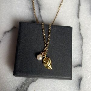 🌹 20 for $20 Brass pearl leaf necklace 18” chain